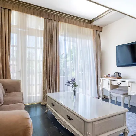 Elegance East Hotel