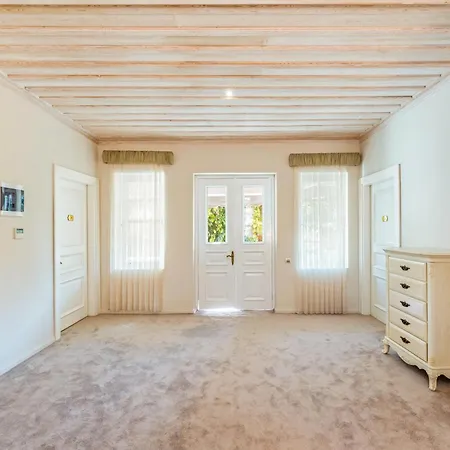 Elegance East Hotell 3*