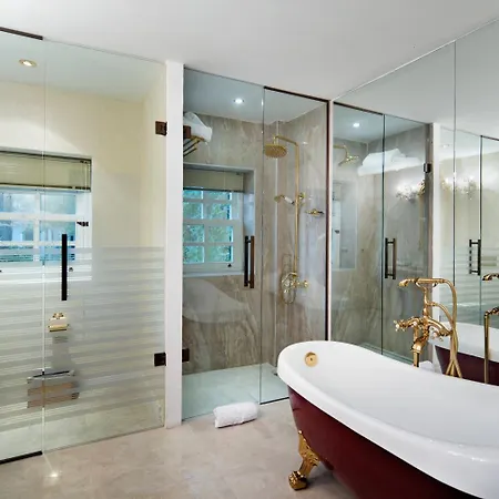 Elegance East Hotel 3*