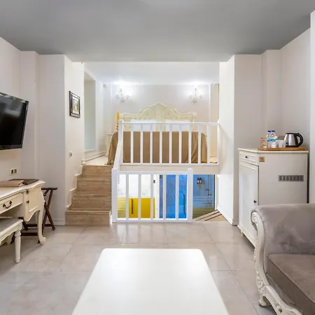 מלון Elegance East 3*